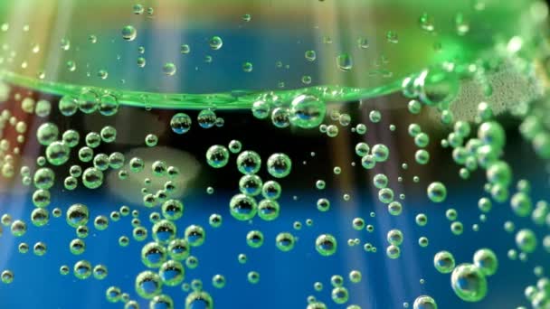 Bubbles in fizzy water. — Stock Video