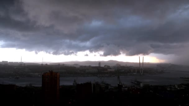 Paysage urbain avec nuages de pluie . — Video