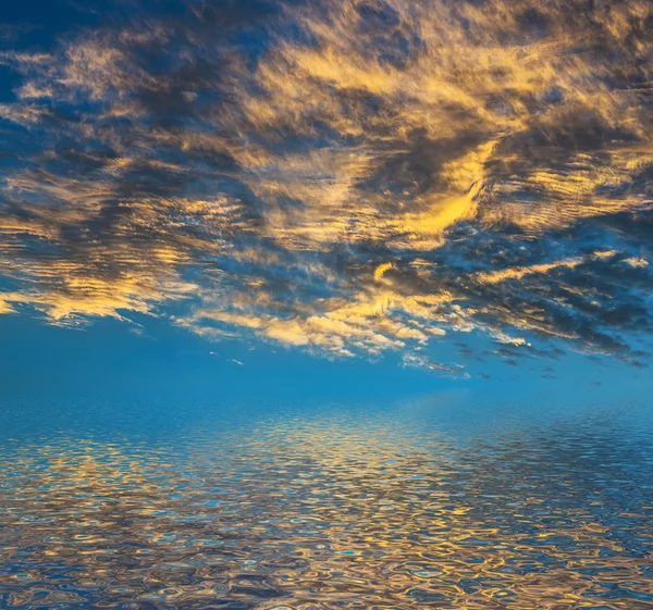 Zachód słońca z chmurami. — Zdjęcie stockowe