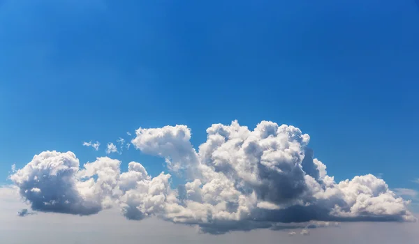 Nube su cielo blu. — Foto Stock