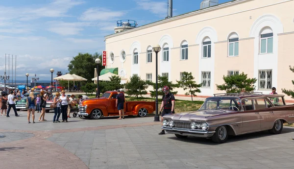 Wystawa starych amerykańskich klasycznych samochodów w Władywostoku. — Zdjęcie stockowe