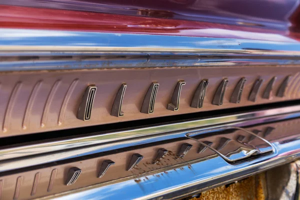 블라디보스토크에 오래 된 미국 클래식 자동차 전시회. — 스톡 사진