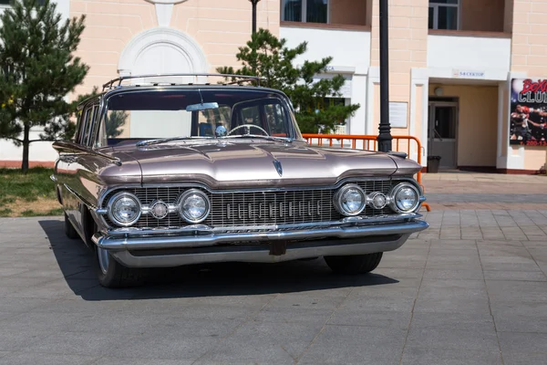 Exposition de vieilles voitures classiques américaines à Vladivostok . — Photo