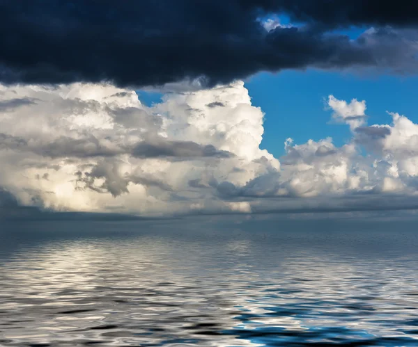 Ουρανό που καθρεφτίζονται στο νερό. — Φωτογραφία Αρχείου