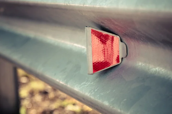 Refletor vermelho na estrada . — Fotografia de Stock