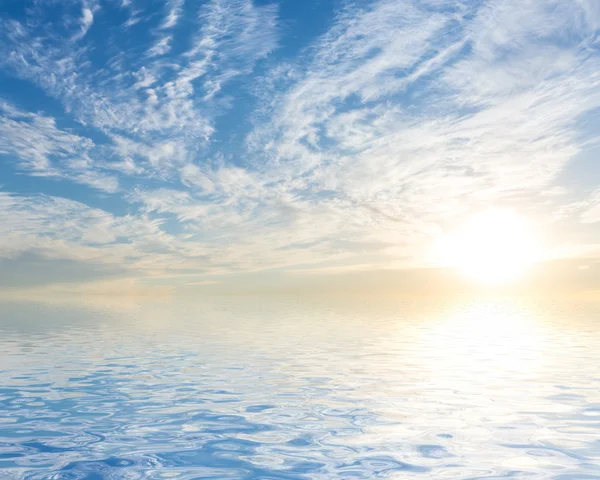 su ve bulutlar gökyüzü.