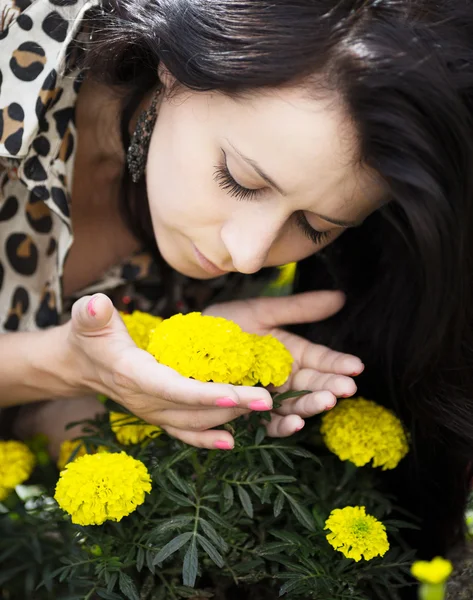 젊은 여자가 꽃 냄새를 맡다. — 스톡 사진