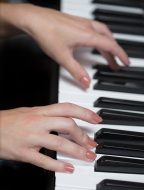 piyano çalmayı kız.