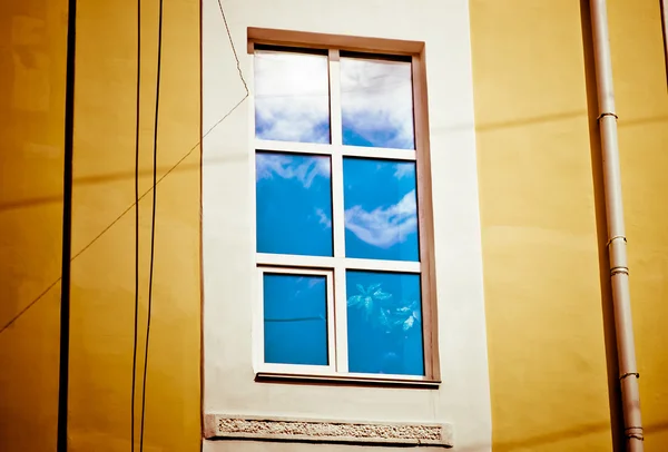 Raam met blauwe lucht. — Stockfoto
