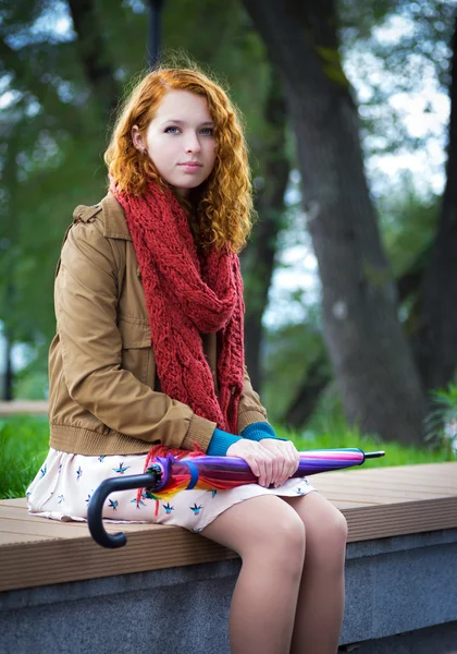 Girl sits on a bench. — Stock Photo, Image