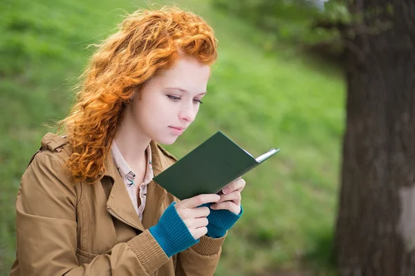 Giovane donna che legge un libro. — Foto Stock