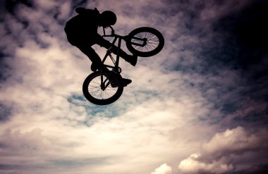 bmx bisiklet ile bir adam silüeti.