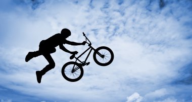 bmx bisiklet ile bir adam silüeti.
