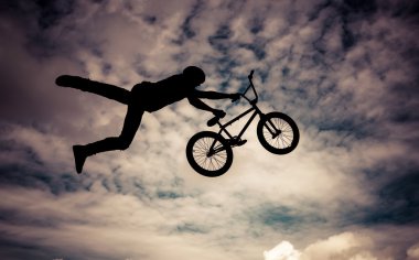 bmx bisiklet ile bir adam silüeti.