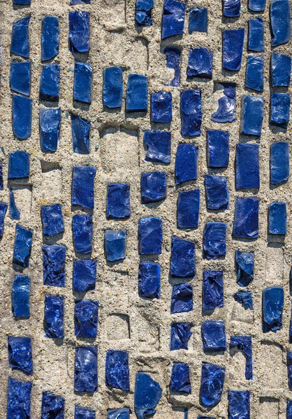 Oude muur met blauwe stenen rock. — Stockfoto