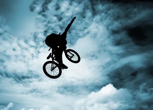 Silueta de un hombre con bicicleta bmx . — Foto de Stock