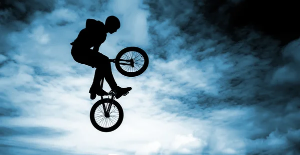 Bmx bicicleta sobre fondo azul cielo . — Foto de Stock