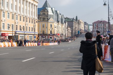 Olimpiyat meşalesinin ışık tutan kimse taşır.