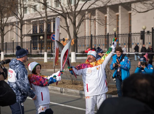 Torcia porta la fiamma olimpica . — Foto Stock