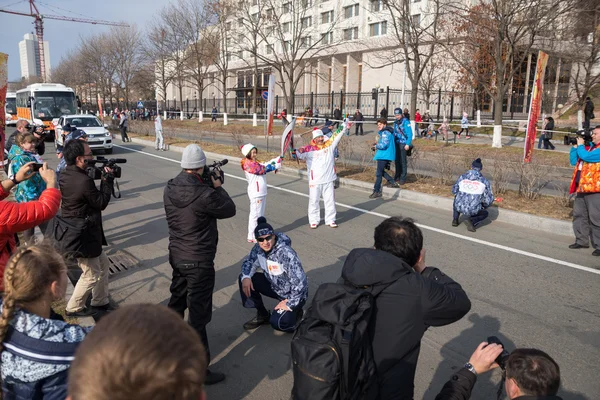 Torchbearer carries the Olympic flame. — Stock Photo, Image