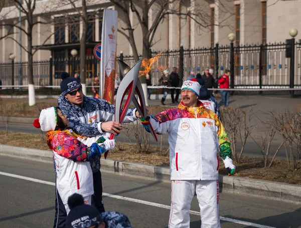 Torcia porta la fiamma olimpica . — Foto Stock