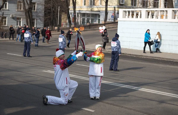 Torchbearer carries the Olympic flame. — Stock Photo, Image