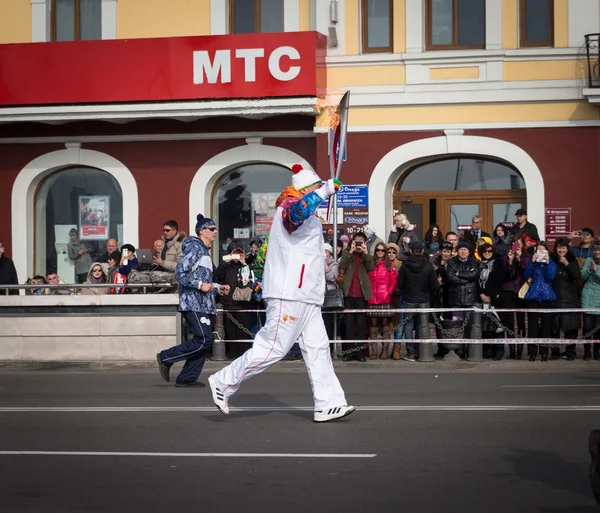 聖火ランナーはオリンピックの聖火を運ぶ. — ストック写真