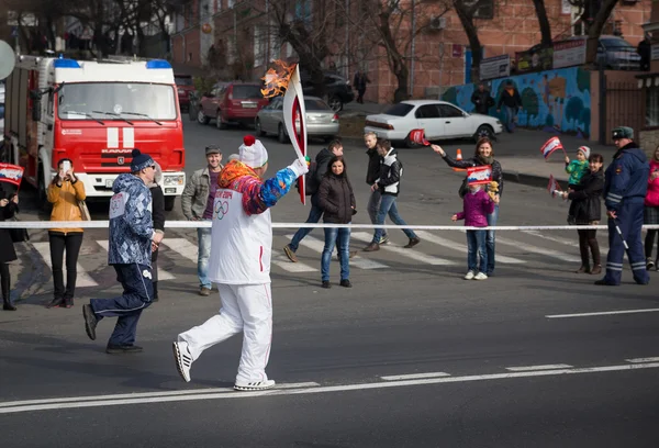 Torchbearer carries the Olympic flame. — Stock Photo, Image