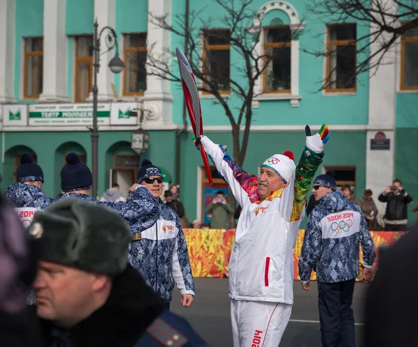 Torchbearer carries the Olympic flame. — Stock Photo, Image
