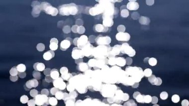 su üzerinde güneş ışığı. (yüksek tanımlı).