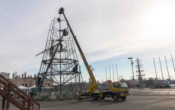 Montagem de uma árvore de Natal . — Fotografia de Stock