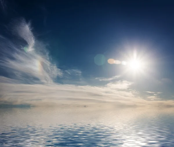 Lucht met zon en wolken. — Stockfoto