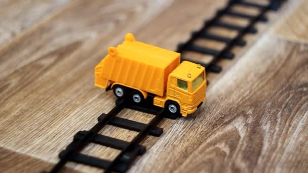 Comboio de brinquedo e destroços de carros de brinquedo . — Vídeo de Stock