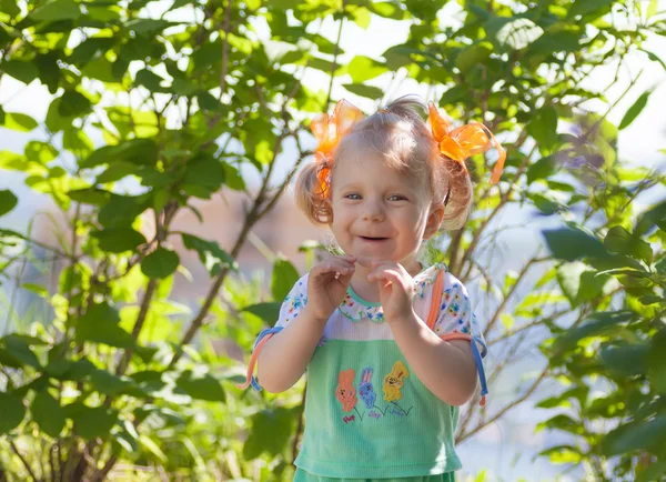 Portrait de bébé fille heureuse . — Photo