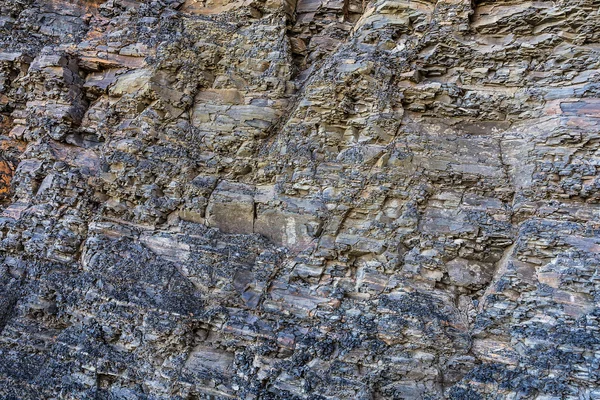 Rocce con struttura stratificata . — Foto Stock