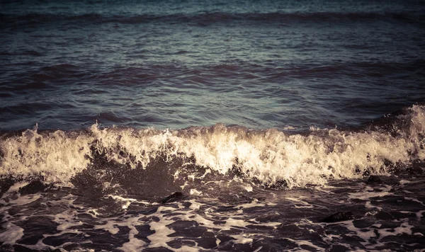 Waves breaking on the shore. — Stock Photo, Image