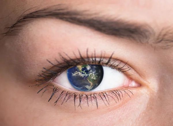 Eye with the earth inside. — Stock Photo, Image