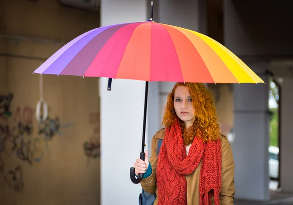 우산을 든 소녀. — 스톡 사진