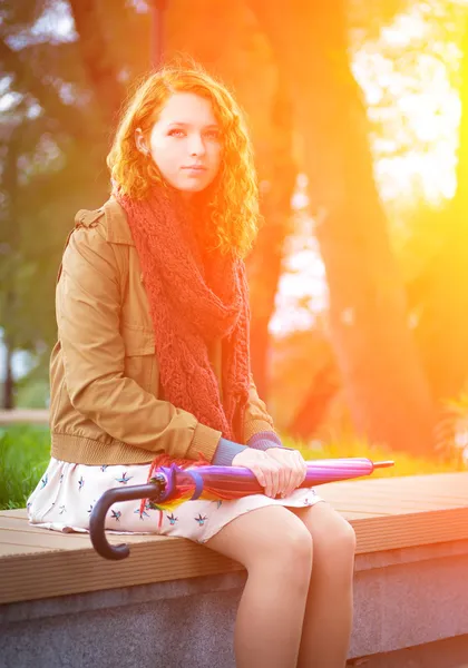 Girl sits on a bench. — Stock Photo, Image