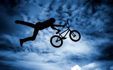adam bir bmx Bisiklet.