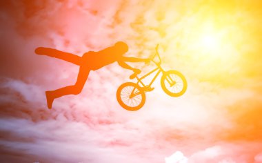 adam bir bmx Bisiklet.