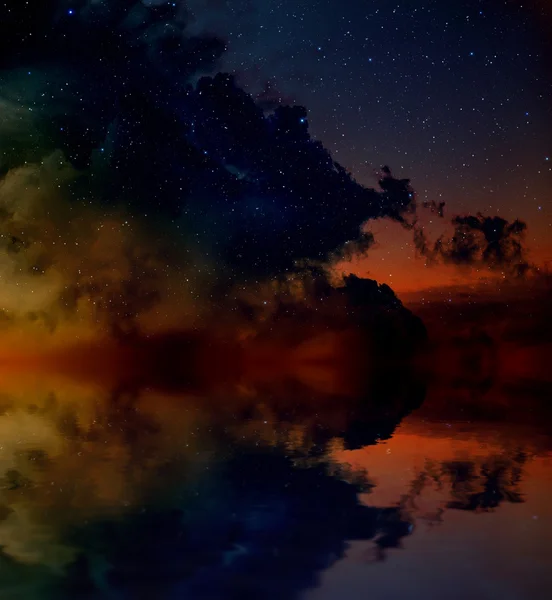Nebula ve suya yansıyan yıldızlar. — Stok fotoğraf