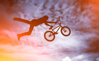 adam bir bmx Bisiklet.