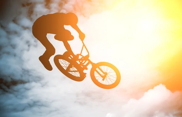 Hombre haciendo salto con bicicleta . —  Fotos de Stock