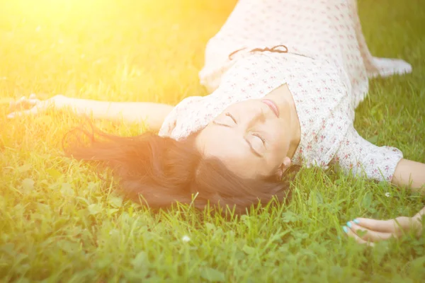 Молодая женщина лежит на траве. — стоковое фото