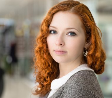 kızın yüzü tatlı.