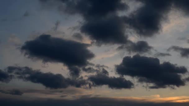 Темные облака на небе. — стоковое видео