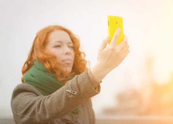 Jovem menina tomando um selfie. — Fotografia de Stock