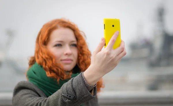 Jong meisje het nemen van een selfie. — Stockfoto