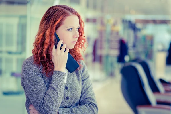 Girl speaking by phone. — Stock Photo, Image